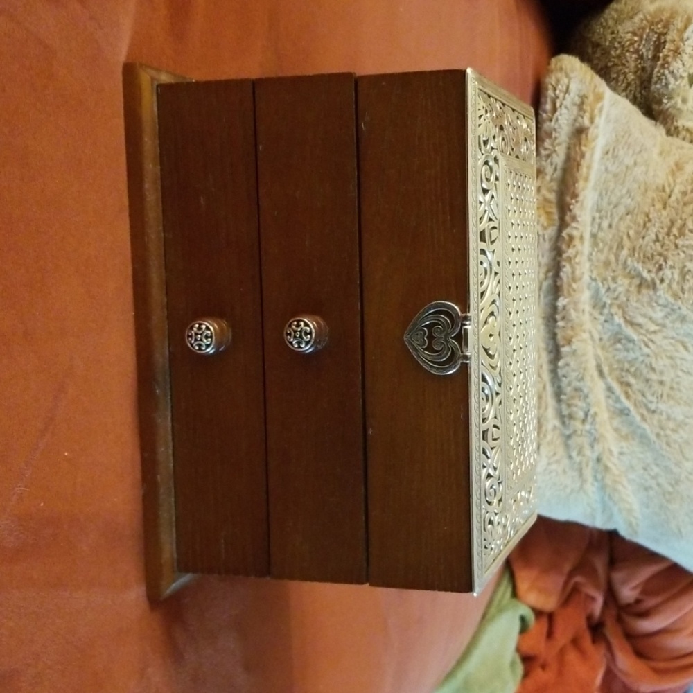 Jewelry box